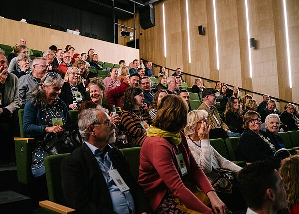 Mehrere Menschen in einem Hörsaal.