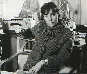 Brigitte Reimann sitzt auf einem Stuhl. Eine Schwarz-Weiß-Aufnahme.