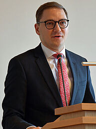 Patrick Dahlemann steht an einem Rednerpult und spricht.