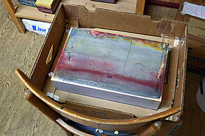 Ein bunter Gipsblock.