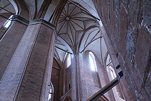 st_georgen_backsteine Nahaufnahme vom Inneren der Kirche. Die Perspektive zieht sich von unten nach oben.
