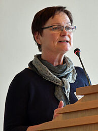 Marion Schael steht an einem Rednerpult und spricht.