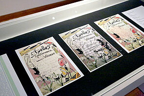 Kunstvoll gestaltete Illustrationen und Buchtitel.