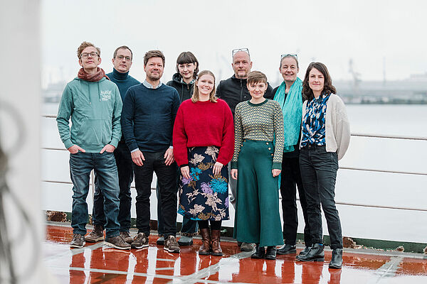 Das Team von Kultur Land MV steht an einer Reling. 