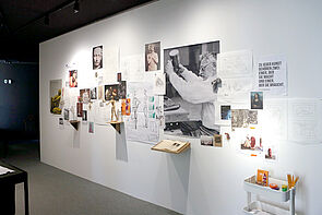 Bilder, Zeichnungen, Skizzen hängen an der Wand.