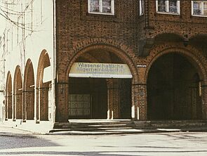 Eine Außenansicht von einem früheren Standort der Bibliothek.