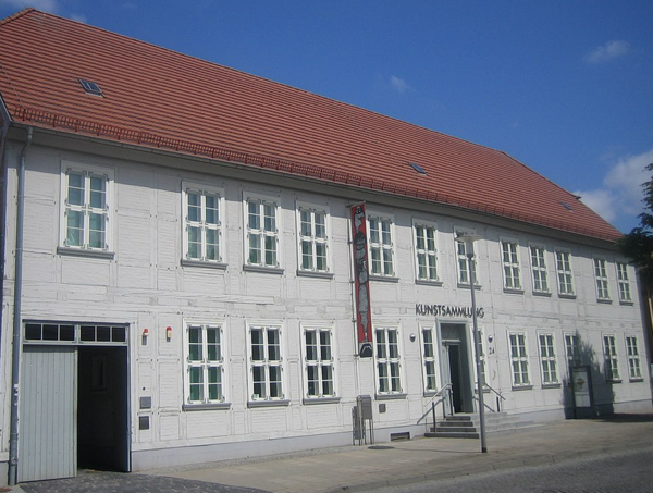 Außenansicht der Kunstsammlung Neubrandenburg. Ein Fachwerkhaus.