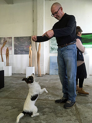 Thorsten Bisby-Saludas spielt mit seinem Hund.