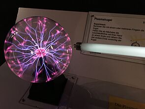 Rosa Linien in einer durchsichtigen Kugel.