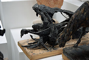 Eine dunkle Skulptur.