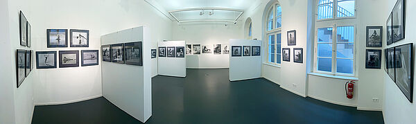 Ein Weitwinkel erfasst den gesamten Ausstellungsraum.