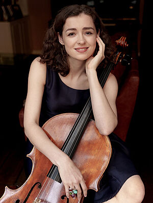 Eine Frau mit einem Cello.