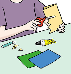 Eine Person. Sie hat eine Schere in der Hand. Die Schere schneidet Papier. Auf einem Tisch liegen bunte Zettel, ein Stift und Leim.