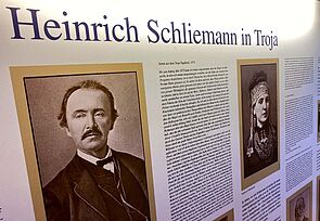 Eine Info-Tafel informiert über Schliemanns Zeit in Troja.