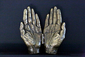 Ein Kunstobjekt zeigt zwei Hände.