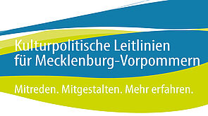 Auf weißem Hintergrund liegen zwei blau und zwei grün geschwungene Balken. Darauf steht in weißen Buchstaben: "Kulturpolitische Leitlinien für Mecklenburg-Vorpommern. Mitreden. Mitgestaltung. Mehr erfahren."