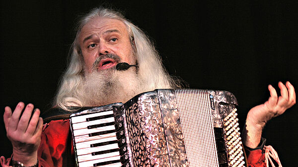 Teddy mit einem Akkordeon.