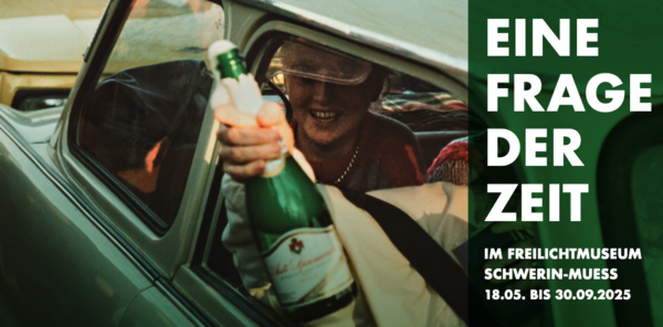 Das Plakat zur Ausstellung. Auf dem Foto hält jemand eine Sektflasche aus einem Auto.
